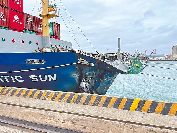 新加坡籍德翔輪日光貨櫃船直撞碼頭,船頭嚴重毀損,甲板前端瞬間垂下。圖/台中港務分公司提供