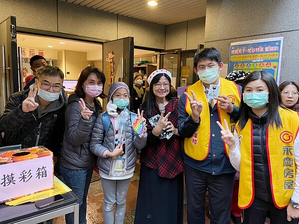 博覽天下梵谷特區在聖誕節舉行豐富的活動,永慶房屋熱情響應與住戶同樂。圖/永慶房產集團提供