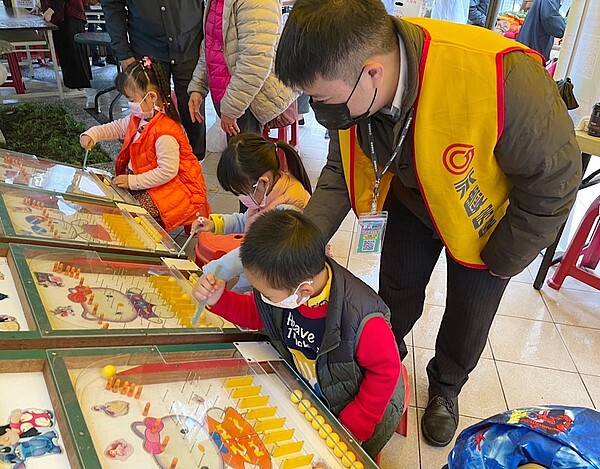 活動現場永慶房屋擺設彈珠台遊戲吸引許多社區小朋友來玩樂。圖/永慶房產集團提供