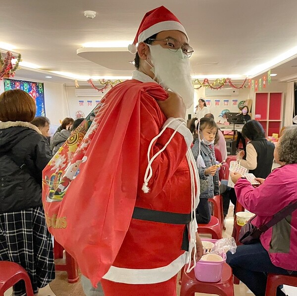 為了讓活動更有聖誕節氣氛,永慶房屋同仁打扮成聖誕老公公給住戶們驚喜。圖/永慶房產集團提供