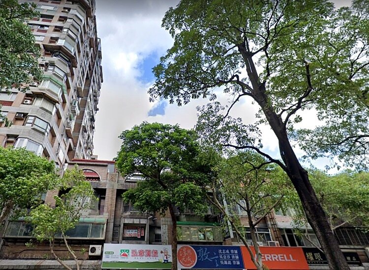 台北市民生社區區域、知名的別墅透天社區「敦煌別墅」,今年5月交易3層樓物件,總價1億元,買方在房市最夯的竹北也有置產,這次無貸款拿現金買房、財力雄厚。圖/google map