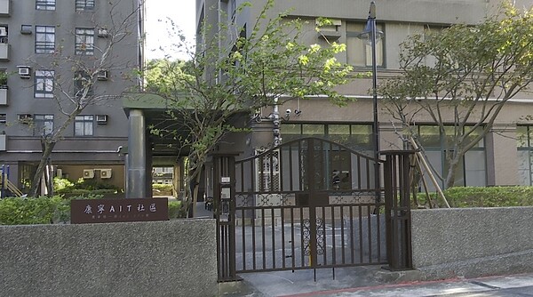 康寧AIT社區格局方正,寬闊的公共空間整齊又乾淨,為在地生活注入一股悠哉寧靜。圖/好房網TV