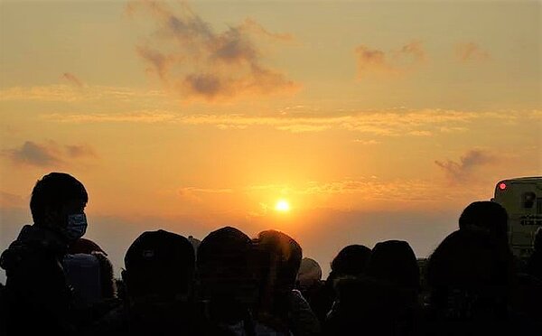 中央氣象局今天公布今年跨年日沒及明年元旦日出時間。記者潘欣中/攝影