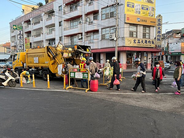 元旦三天連假將至,台中市政府環保局垃圾收運不打烊,1月1日採「定時定點」收運。圖/台中市環保局提供
