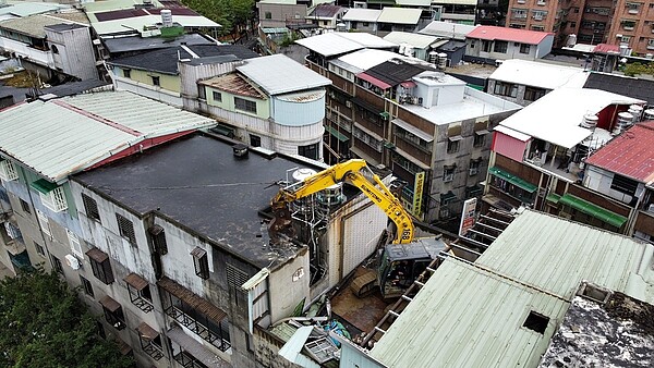 新北住都中心首件海砂屋都更案-新莊公園一路案近日順利開拆建物主體，未同意戶都已同意都更並完成選屋，2022年5月將動工。圖／新北住都中心