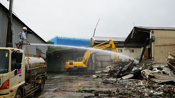 塭仔圳第二區工程廠商即日起將出動多組大型機具拆除地上物。圖／新北市地政局提供