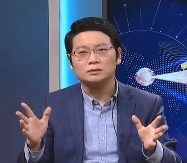 經濟學家管清友日前一番言論引起了網民的熱議。他建議年輕人,與其每天上班兩個小時通勤,不如在公司附近租房子住,這比在偏遠的郊區買一個房子更划算,投資自己的回報率是最高的。圖/視頻截圖