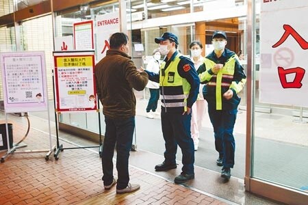 若病人為未滿12歲兒童、65歲以上長者、身心障礙、經醫療機構評估有必要者等4類對象，陪病人數上限從原本1人放寬為2人。圖為衛生福利部桃園醫院。（本報資料照片）