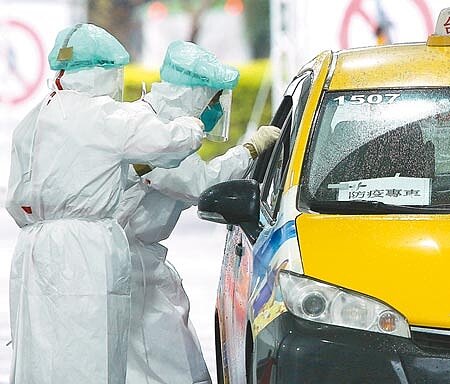 北市衛生局為提升檢疫期滿前1天進行PCR檢測量能,27日起在大佳河濱公園設置「得來速」採檢站,檢疫民眾全程待在防疫計程車上,不需下車進行PCR檢測。(陳怡誠攝)