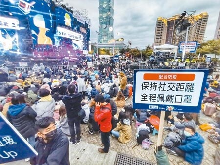 北市衛生局規畫7個醫護站、1個留觀站處理民眾突發狀況，民眾如有不舒服，可認明醫護站上方置可夜視並標有十字的空飄氣球。（本報資料照片）