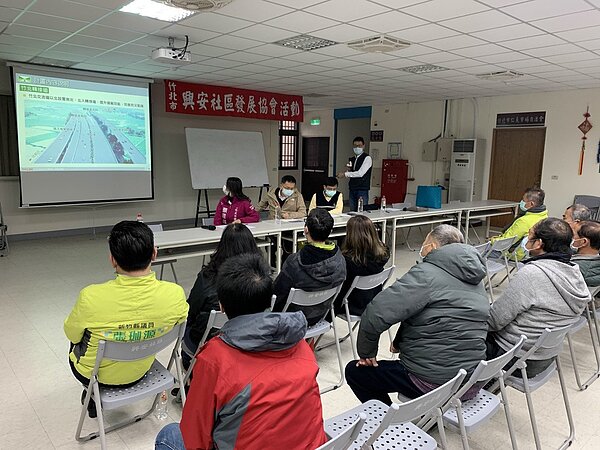 高公局在公聽會上，向民眾說明高速公路拓寬計畫竹北段的設計，希望降低沿線居民疑慮。記者巫鴻瑋／攝影