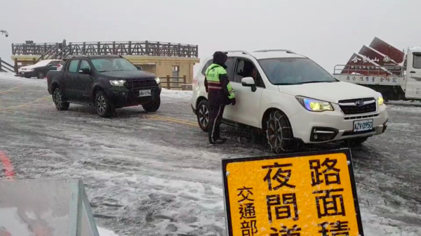 因合歡山下起大雪，警方在現場交通管制。圖／新城警分局提供