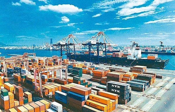 國發會昨（27）日發布11月景氣燈號，在金融、外貿及生產等各方面表現皆佳下，連續十個月亮出代表景氣熱絡的「紅燈」。聯合報系資料庫