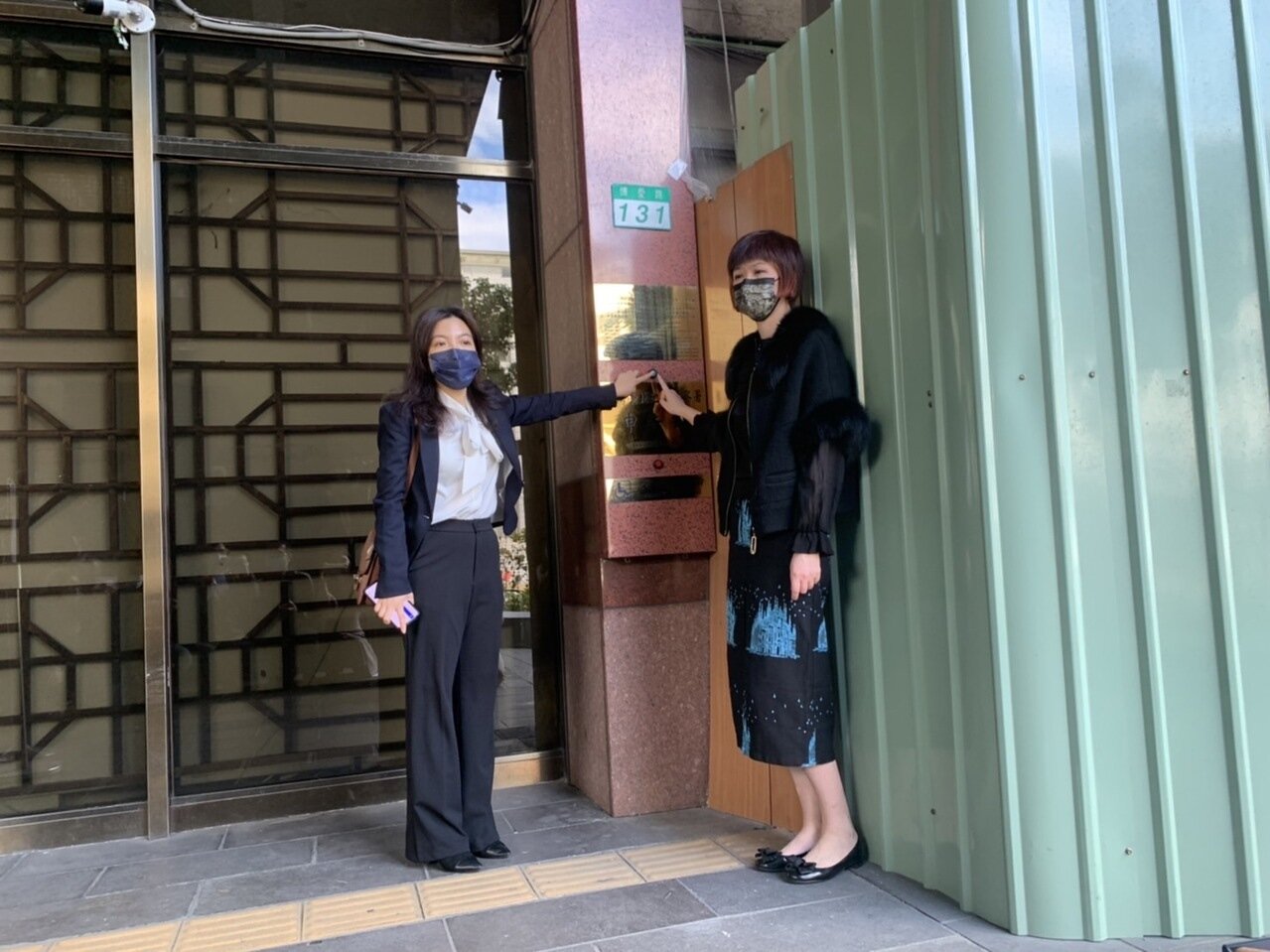 共襄創投公司執行長謝喻詠(裙裝者)和委任律師徐子雅。記者賴佩璇/攝影