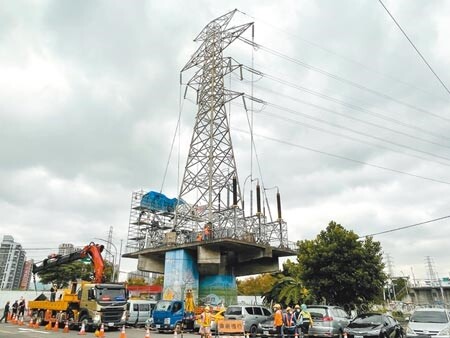 新北市中和區福祥路與勝利路口的高壓電塔緊鄰民宅，自去年6月起爆炸頻傳，地方盼盡速遷移。（葉書宏攝）