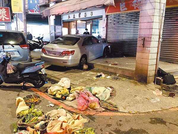 70歲鄧姓男子28日下午5時許,駕車行經新北市新店區建國路,疑因車上2歲孫跌落座椅,誤踩油門造成車輛暴衝,造成劉姓女菜販傷重不治。(翻攝畫面/葉書宏新北傳真)