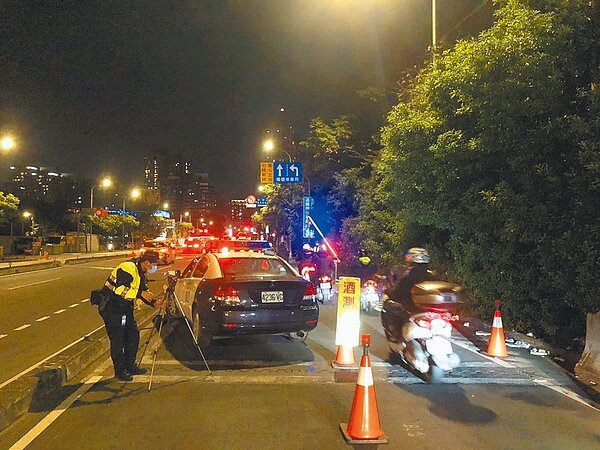 杜絕酒駕傷亡再度發生造成憾事,新北交大28日起將依元旦、尾牙、春節、春酒等四階段規劃執行取締酒駕大執法專案勤務。(新北市警察局提供/陳慰慈新北傳真)(喝酒不開車,安全有保障)