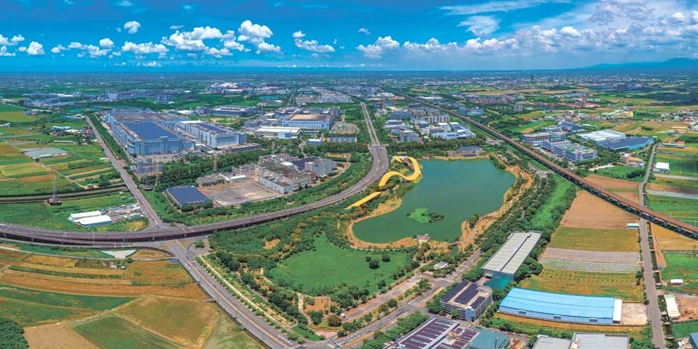 受半導體產業景氣暢旺驅動,南科管理局2021年區內廠商營收首度破兆元,創下歷史新高。圖/南科管理局提供