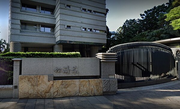 「松濤苑」11樓戶以總價約8.25億元賣出,拆算車位後每坪成交價約250萬元,由於買方是潤泰關係企業鵬霖投資,此舉顯示潤泰集團支持自家建案意味濃厚。圖/截自Google Maps