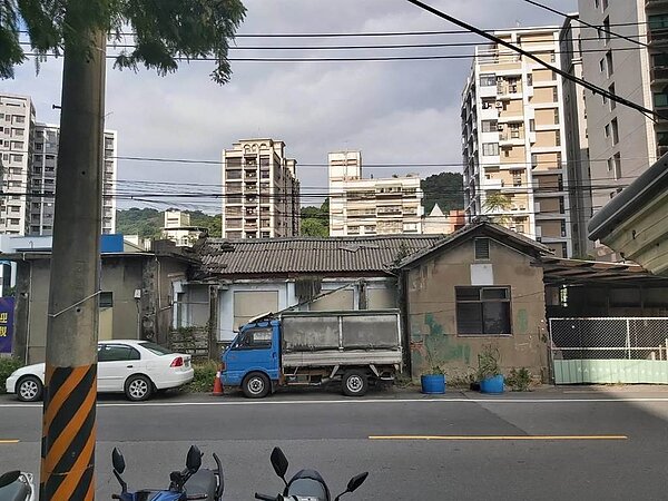 新北市三峽區大同路208號有一處國產署的老舊建物,數十年來沒有人使用,成為社區治安死角,常有遊民聚集,周邊居民盼政府拆除後能作為綠地使用。(市議員廖宜琨提供)