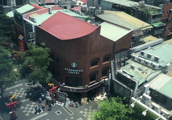 從萬國商業大樓俯瞰昔日救國團「蓮苑」所在的星巴克漢中門市（張哲生攝於2019年5月12日）