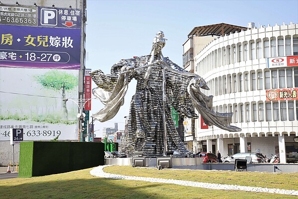雲林縣是布袋戲的故鄉,虎尾公所在虎尾圓環設置6米鋼雕素還真,打造虎尾新地標。圖/雲林縣政府提供