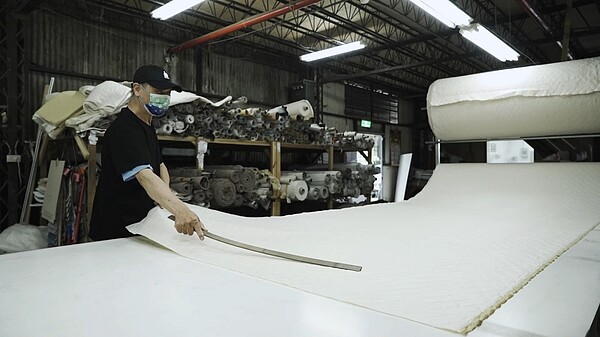 GAGU擁有35年家具經驗,由技藝純熟的老師傅嚴格把關製作流程,打造出符合居家尺寸、款式、布料的客製化家具,且門市直營銷售、減去中間層層剝削,讓消費者買到最高品質、合理價格的家具,打造舒適的環境。