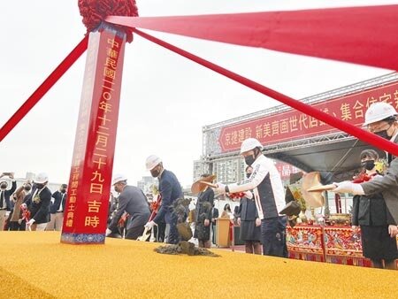 首個申請審議特快車106專案的都更案29日舉行開工動土典禮，新北市長侯友宜親自擔任主祭。（王揚傑攝）