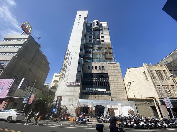 浴火後的彰化喬友大樓,因危及結構安全,彰化縣政府要求所有權人拆除,經邀請所有權人舉辦座談,過半同意參與都更。記者劉明岩/攝影