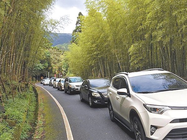 南投縣警局呼籲民眾，多利用警廣或警察局臉書等，隨時掌握即時路況，並多加使用替代道路避免塞車，以免塞在車陣中，敗興而歸。（南投縣警局提供／吳建輝南投報導）