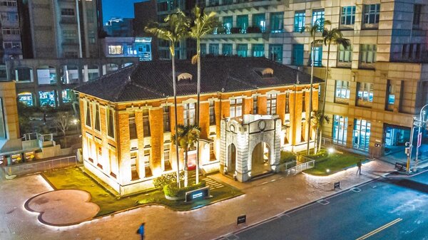 新竹市政府完成新竹美術館等9處古蹟光環境升級，讓建築更加立體。（新竹市政府提供／陳育賢新竹傳真）