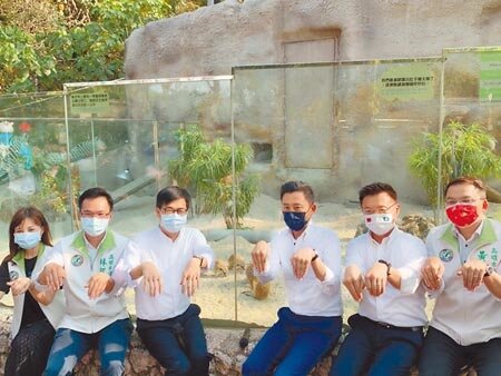 高雄市政府向國營事業募款整建壽山動物園惹議。圖為今年4月1日新竹市長林智堅(右三)在高雄市長陳其邁(左三)等人陪同下,參訪壽山動物園。(本報資料照片)