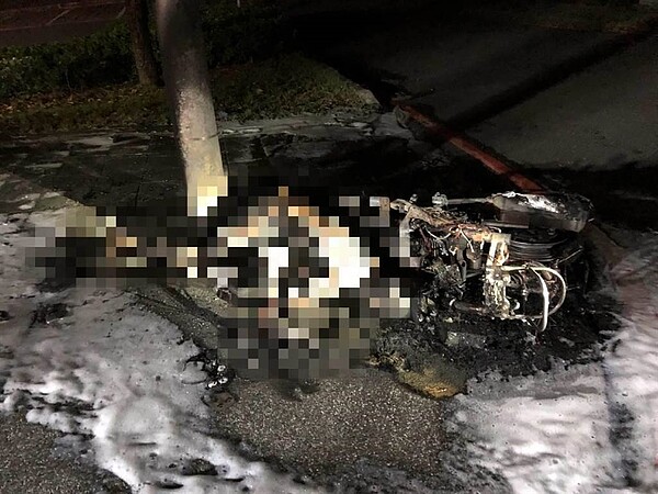 台南南部科學園區迎曦湖旁29日清晨5時許傳出機車火警,警消事後發現一具焦屍趴臥在機車龍頭上,但警方發現死亡的男騎士,腹部竟有刀傷痕跡,懷疑案情不單純。(讀者提供/張毓翎台南傳真)