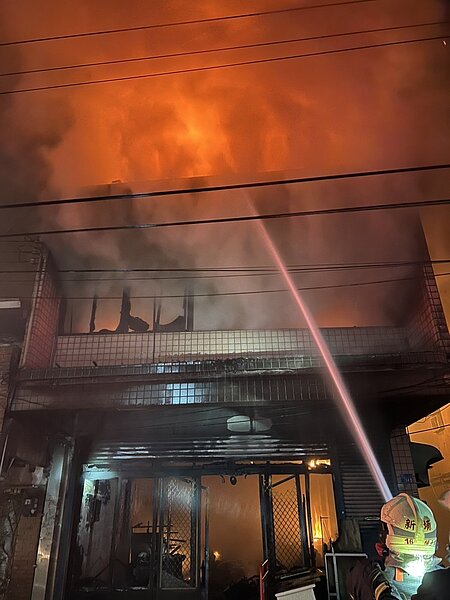 新竹縣新埔鎮成功街30日深夜0時27分，發生1起住宅火警，建築物1至3樓全面燃燒。記者巫靜婷／翻攝