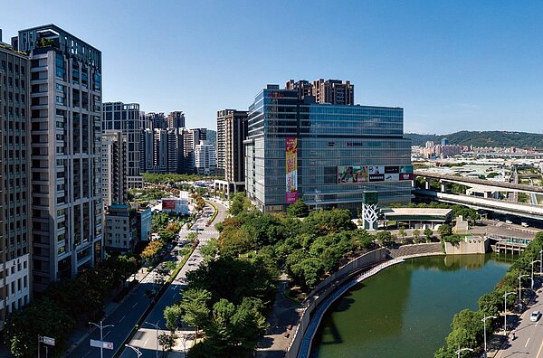 「百邑富都匯」街廓質感一流，中央路與中港綠堤交匯，生活氛圍優雅。圖／百邑建設提供