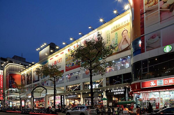 多家連鎖品牌聚集的幸福路商圈，非常熱鬧。圖／百邑建設提供