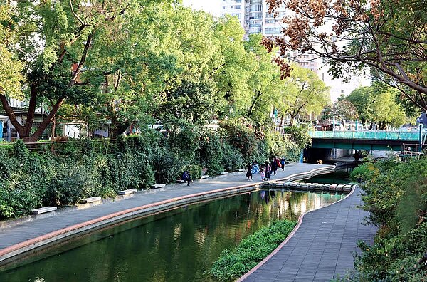 中港大排綠意悠閒空間、親水步道媲美首爾清川溪。圖／百邑建設提供