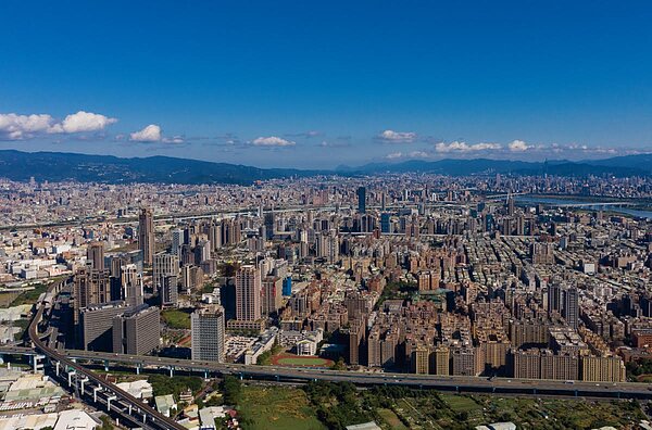 「百邑富都匯」位置非常優越，位於新莊副都心中央路與中華路口，匯聚副都心交通、生活機能、產業潛力等能量。圖／百邑建設提供