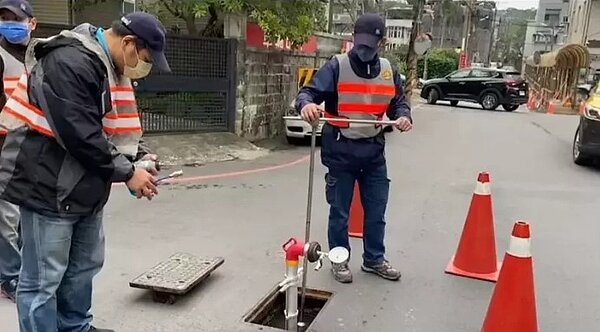 基隆這社區50多戶2樓以上缺水10多天,經查是空氣跑進管線惹禍。圖/聯合報