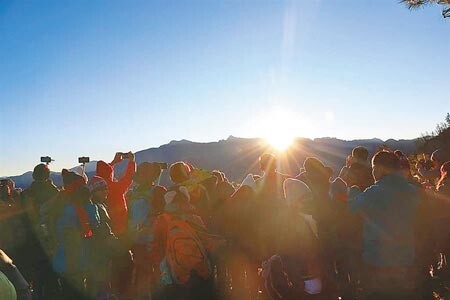 阿里山元旦日出每年都吸引許多遊客到訪，今年因3天連假更讓阿里山國家森林遊樂區內的訂房3個月前就客滿。（本報資料照片）