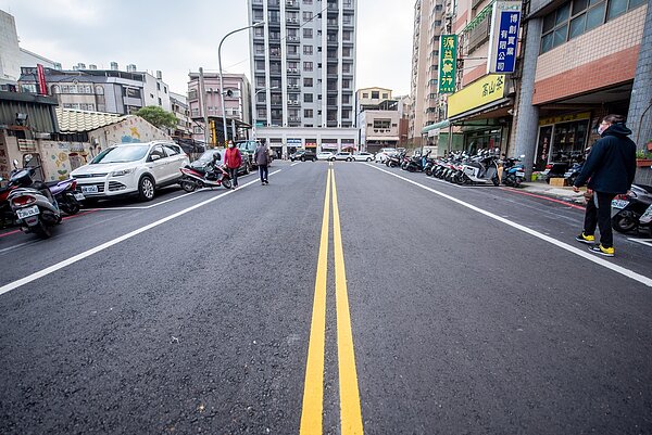 桃園起自平鎮區明德北路47號前，迄點為中壢區明德南路，打通道路長度約65公尺、寬度15公尺，讓小工程展現大效益。記者翁唯真／攝影 