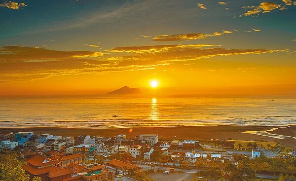 迎接2022年第一道曙光，東北角管理處邀請民眾前往宜蘭縣頭城外澳服務區，參加龜山朝日活動。圖／東北角管理處提供