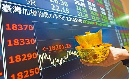 台股30日封關,早盤一度上漲42點至18291.25點創新高,終場震盪走低小跌29.44點,收在18218.84點,成交值2631.67億元。(王德為攝)