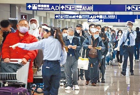 中央流行疫情指揮中心30日公布國內新增24例新冠肺炎境外移入確定病例,無新增死亡。圖為桃機旅客排隊查驗入境健康資訊。(圖中非新聞當事人)(范揚光攝)