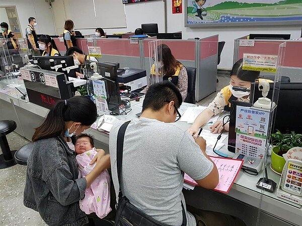 新北生育獎勵變革，同性配偶也能領。圖／新北市民政局提供
