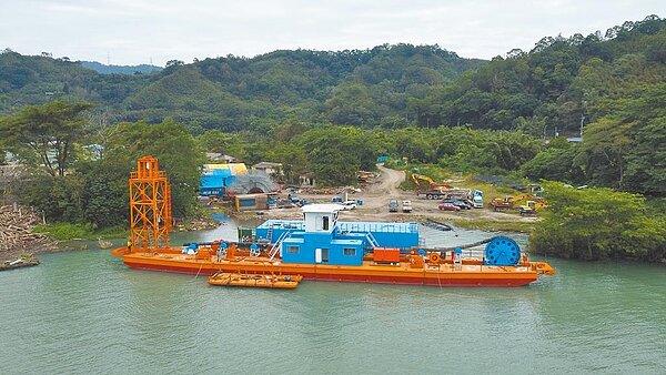 北水局以抽泥船作業助石門水庫清淤。圖/北水局提供