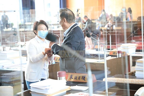 中市明年度預算昨小刪6.25億元過關,台中市長盧秀燕(左)握手感謝議員支持。圖/台中市新聞局提供