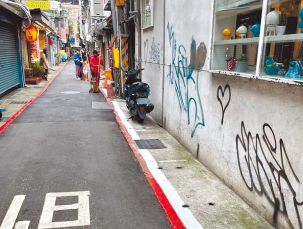 台北市士林區中正路223、235巷兩側原畫設禁止停車的紅線，最近紅線旁又畫了白線，讓許多民眾看了「霧煞煞」，不知道是什麼意思。（摘自台北市議員陳建銘臉書）