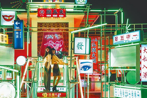 2022台灣燈會新作「台灣夢」,霓虹招牌重現台灣街景。(高巿府文化局提供)