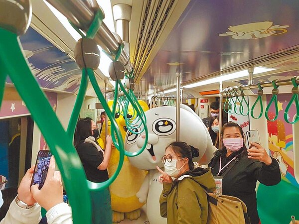 高捷推出和LINE官方貼圖冠軍的「好想兔」合作，打造全台首輛超人氣「好想兔彩繪列車」，30日首航時，吸引不少鐵粉爭睹搶搭。圖／高雄捷運提供